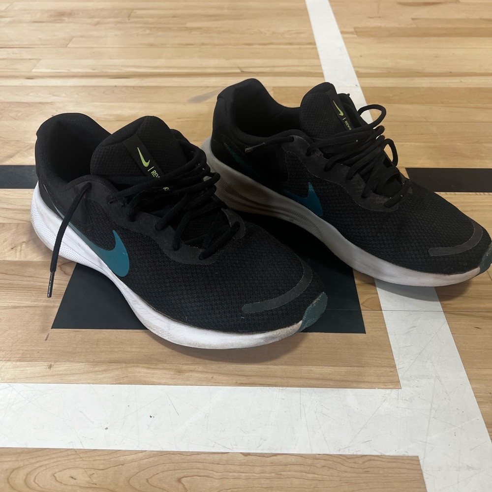 Nike Revolution Size 11